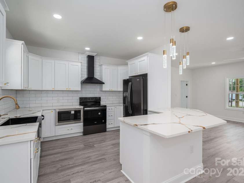 520 Main Street, Dallas, NC 28034.  MLS# CAR4266747, YatesRealty ID 22952. 