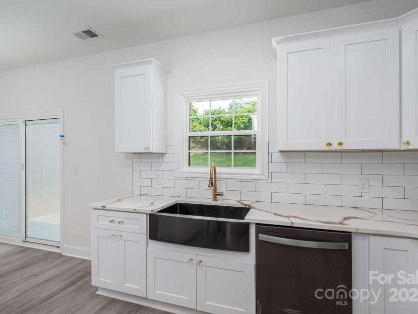 520 Main Street, Dallas, NC 28034.  MLS# CAR4266747, YatesRealty ID 22952. 