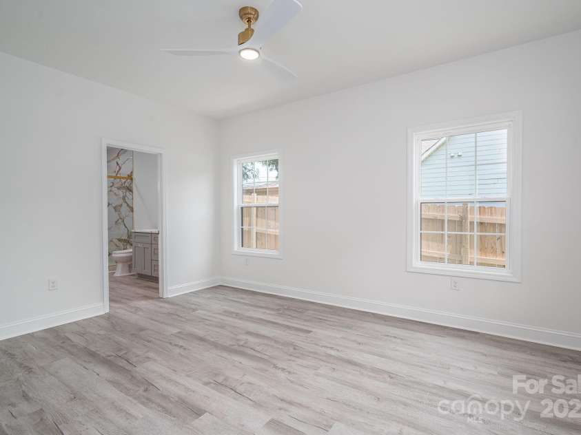 520 Main Street, Dallas, NC 28034.  MLS# CAR4266747, YatesRealty ID 22952. 