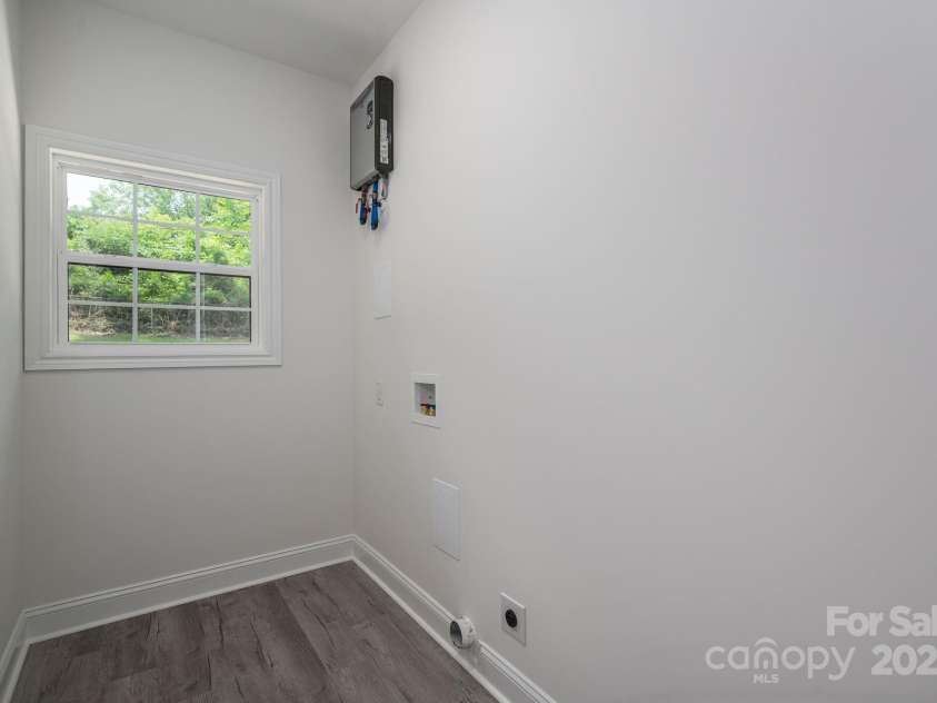 520 Main Street, Dallas, NC 28034.  MLS# CAR4266747, YatesRealty ID 22952. 