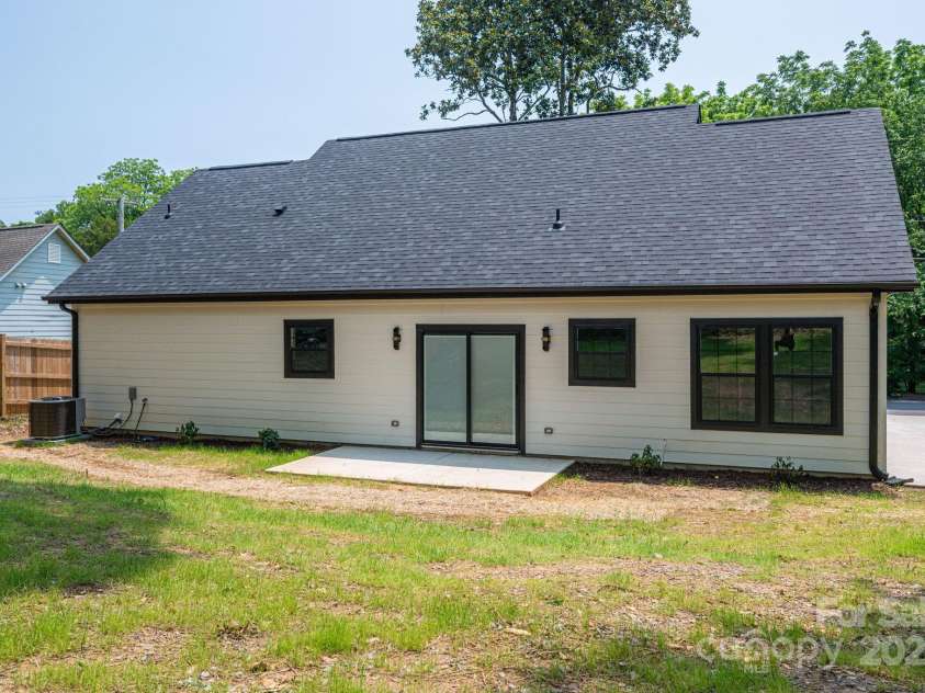 520 Main Street, Dallas, NC 28034.  MLS# CAR4266747, YatesRealty ID 22952. 
