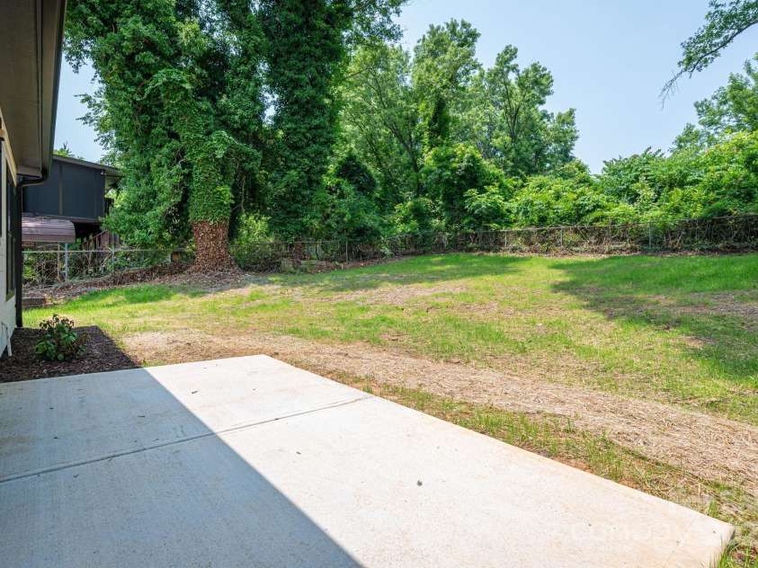 520 Main Street, Dallas, NC 28034.  MLS# CAR4266747, YatesRealty ID 22952. 