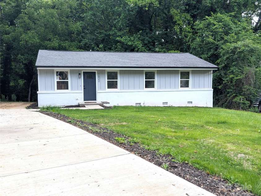1522 Wickham Lane, Charlotte, NC 28208.  MLS# CAR4222983, YatesRealty ID 22954. 