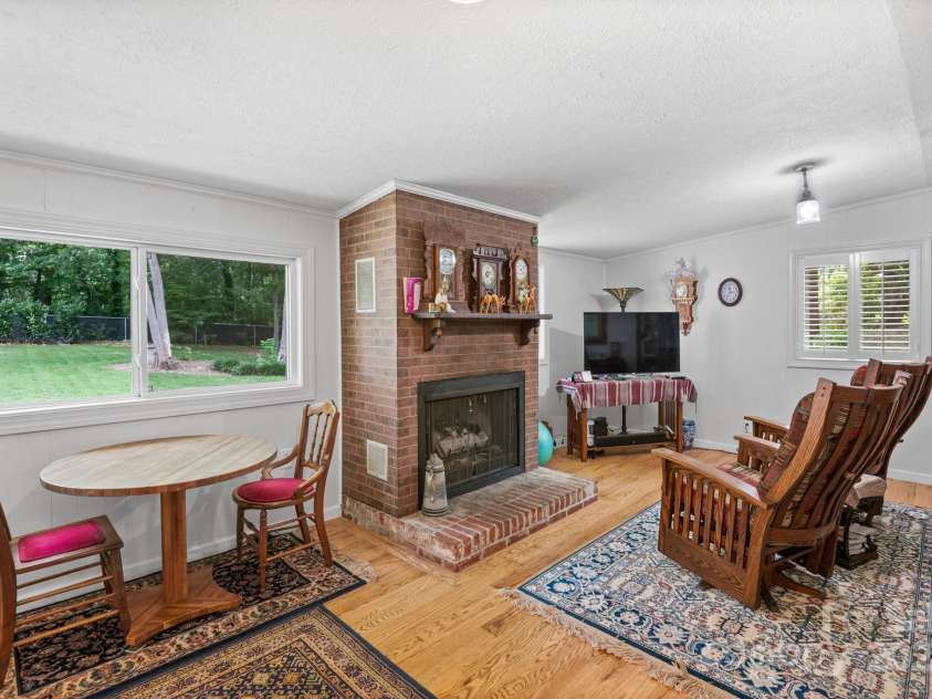 4 Sourwood Lane, Asheville, NC 28805.  MLS# CAR4271245, YatesRealty ID 22956. 