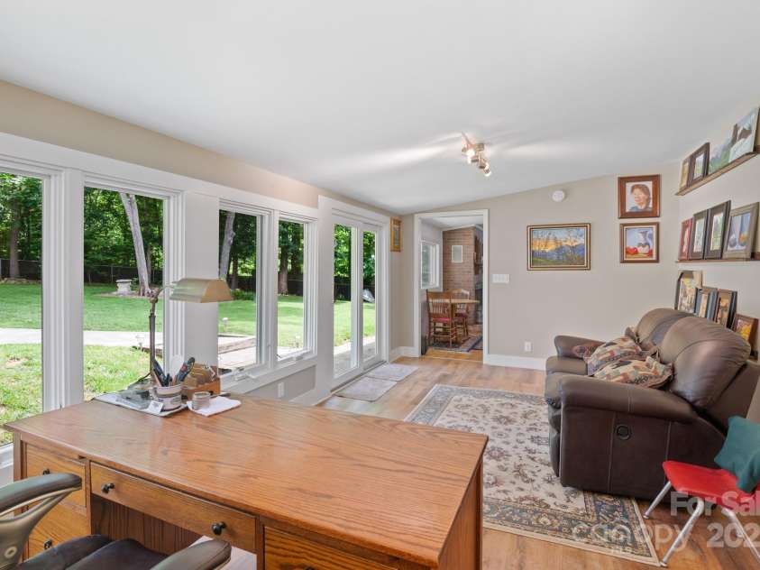 4 Sourwood Lane, Asheville, NC 28805.  MLS# CAR4271245, YatesRealty ID 22956. 