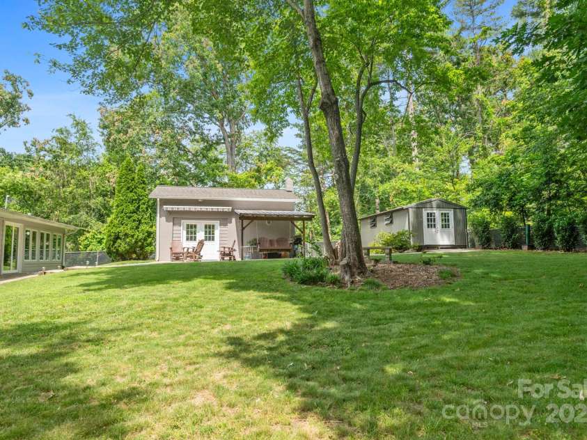 4 Sourwood Lane, Asheville, NC 28805.  MLS# CAR4271245, YatesRealty ID 22956. 