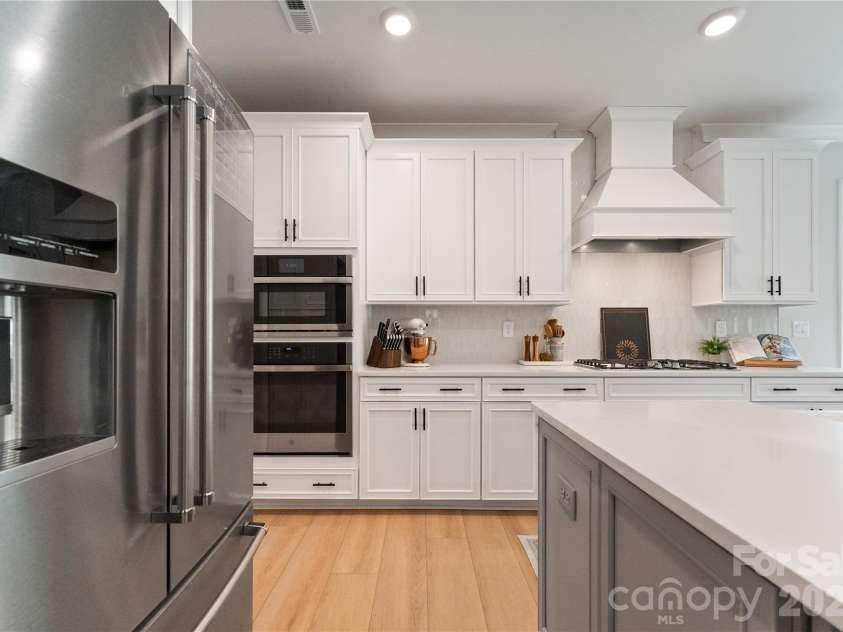 11117 Lochmere Road, Charlotte, NC 28278.  MLS# CAR4375474, YatesRealty ID 22957. 
