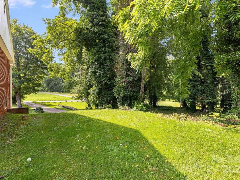 29 Winterberry Drive, Cullowhee, NC 28723.  MLS# CAR4275594, YatesRealty ID 22957. 