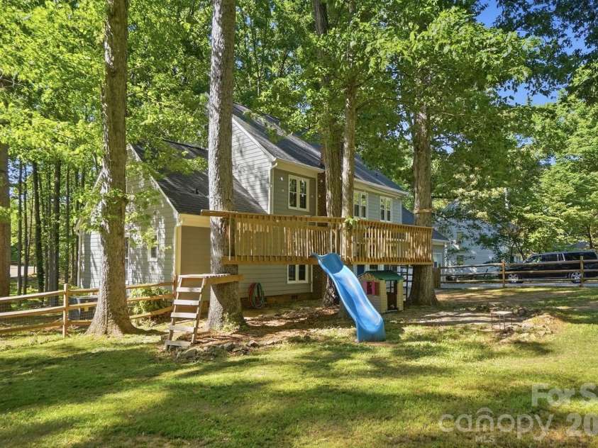 11103 Idlewild Road, Matthews, NC 28105.  MLS# CAR4367524, YatesRealty ID 22958. 