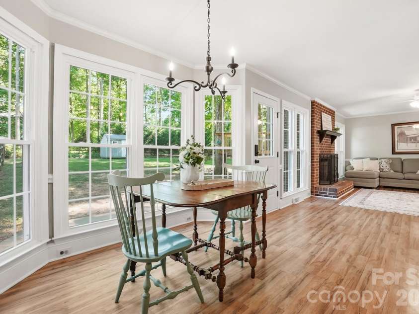 11103 Idlewild Road, Matthews, NC 28105.  MLS# CAR4367524, YatesRealty ID 22958. Eat in kitchen area