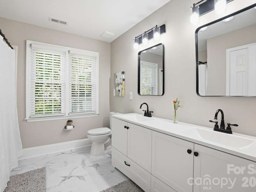 11103 Idlewild Road, Matthews, NC 28105.  MLS# CAR4367524, YatesRealty ID 22958. Full bath