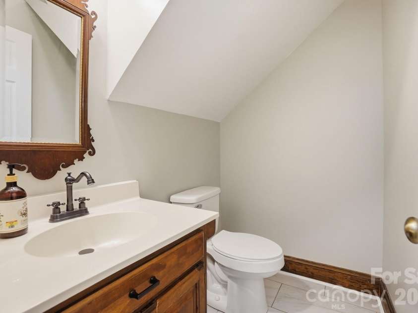 11103 Idlewild Road, Matthews, NC 28105.  MLS# CAR4367524, YatesRealty ID 22958. Half bath