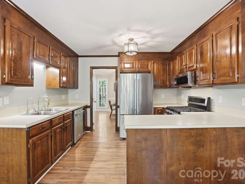 11103 Idlewild Road, Matthews, NC 28105.  MLS# CAR4367524, YatesRealty ID 22958. Kitchen