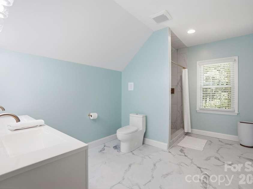 11103 Idlewild Road, Matthews, NC 28105.  MLS# CAR4367524, YatesRealty ID 22958. Primary Bath