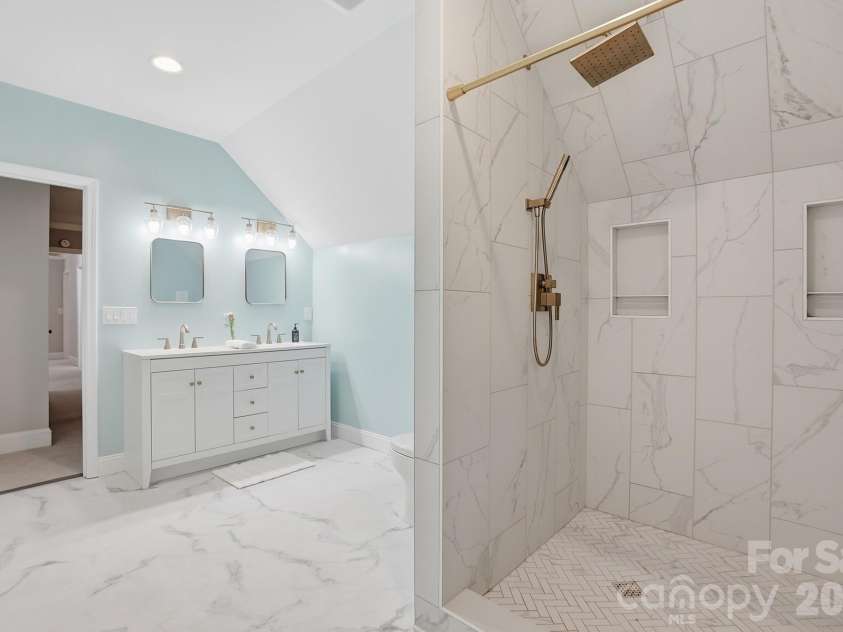 11103 Idlewild Road, Matthews, NC 28105.  MLS# CAR4367524, YatesRealty ID 22958. Primary Bath