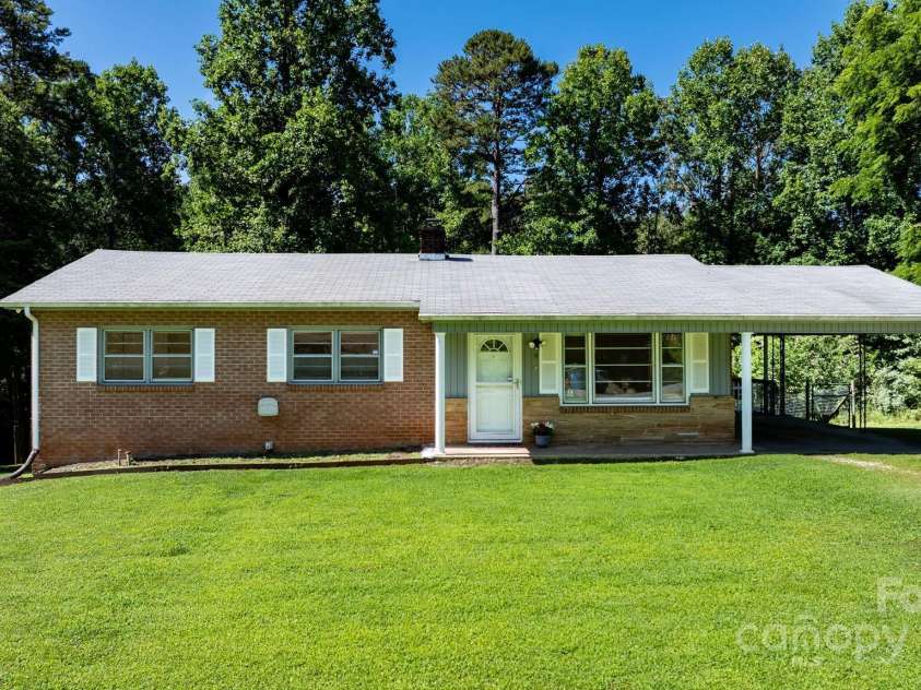 917 Sunset Avenue, Valdese, NC 28690.  MLS# CAR4271512, YatesRealty ID 22958. 