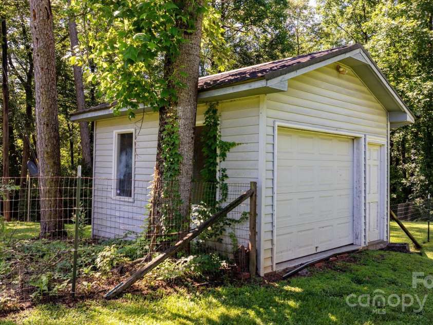 917 Sunset Avenue, Valdese, NC 28690.  MLS# CAR4271512, YatesRealty ID 22958. 