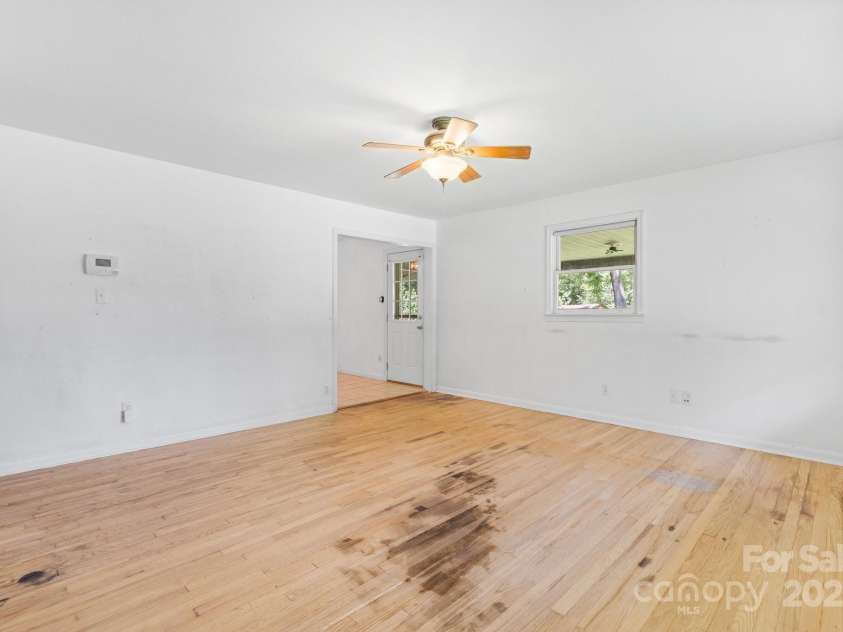 917 Sunset Avenue, Valdese, NC 28690.  MLS# CAR4271512, YatesRealty ID 22958. 