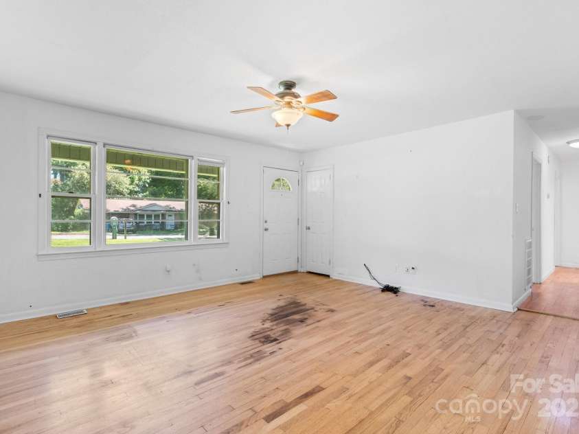 917 Sunset Avenue, Valdese, NC 28690.  MLS# CAR4271512, YatesRealty ID 22958. 