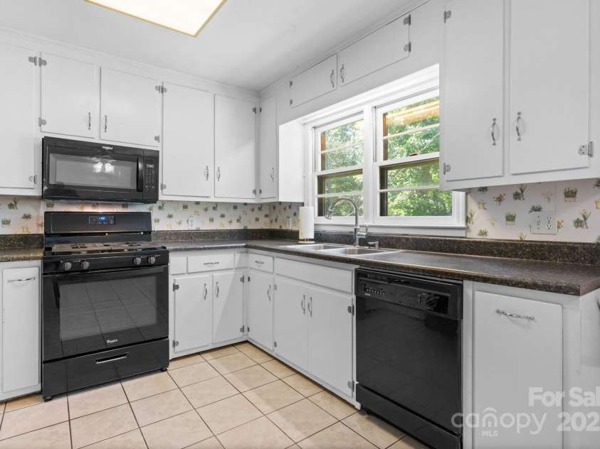 917 Sunset Avenue, Valdese, NC 28690.  MLS# CAR4271512, YatesRealty ID 22958. 
