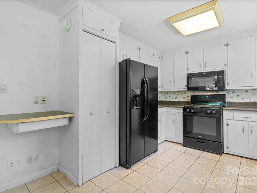 917 Sunset Avenue, Valdese, NC 28690.  MLS# CAR4271512, YatesRealty ID 22958. 