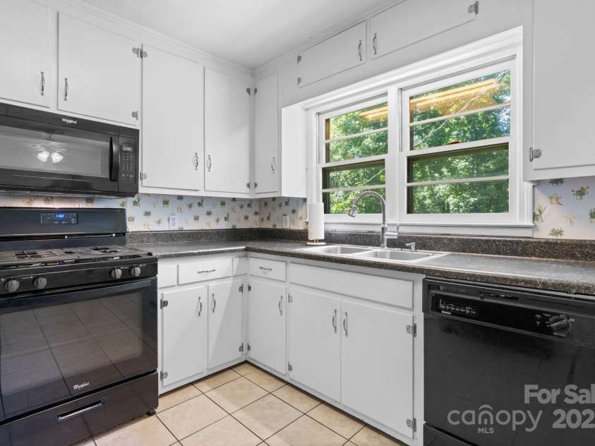 917 Sunset Avenue, Valdese, NC 28690.  MLS# CAR4271512, YatesRealty ID 22958. 