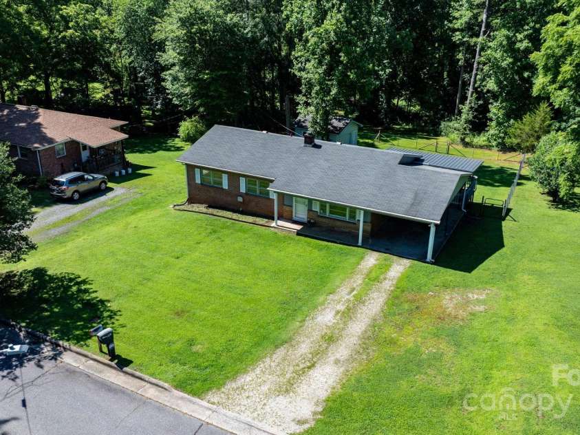 917 Sunset Avenue, Valdese, NC 28690.  MLS# CAR4271512, YatesRealty ID 22958. 