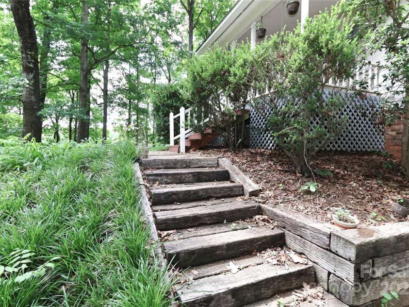 173 Rocky River Road, Mooresville, NC 28115.  MLS# CAR4259535, YatesRealty ID 2296. 