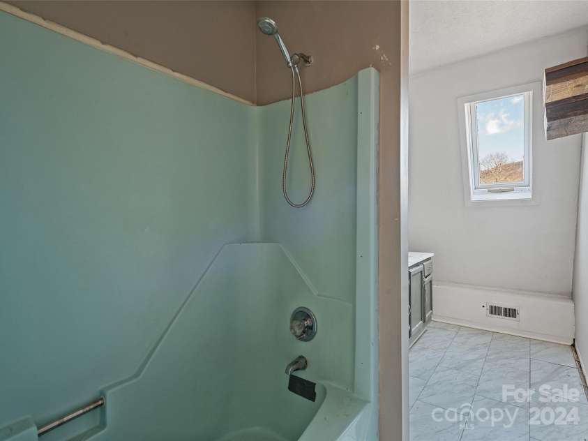 31 Lowe Drive, Waynesville, NC 28786.  MLS# CAR4203338, YatesRealty ID 2296. 2cd Floor Full Bath