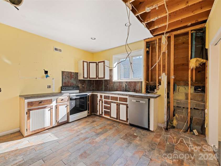 31 Lowe Drive, Waynesville, NC 28786.  MLS# CAR4203338, YatesRealty ID 2296. Kitchen- Main Floor- Reno