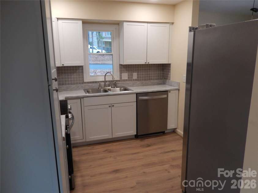 547 Brent Road, Raleigh, NC 27606.  MLS# CAR4350457, YatesRealty ID 2296. Kitchen