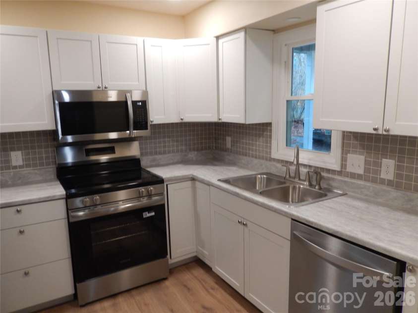 547 Brent Road, Raleigh, NC 27606.  MLS# CAR4350457, YatesRealty ID 2296. Redone Kitchen