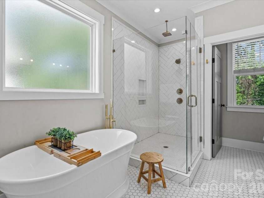 1517 Princess Place, Charlotte, NC 28208.  MLS# CAR4377408, YatesRealty ID 22960. Primary bath