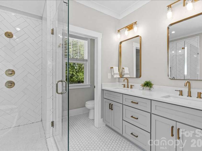 1517 Princess Place, Charlotte, NC 28208.  MLS# CAR4377408, YatesRealty ID 22960. Primary bath