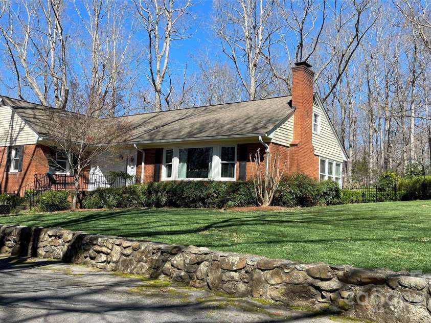 700 Valleyview Drive, Albemarle, NC 28001.  MLS# CAR4258028, YatesRealty ID 22960. 