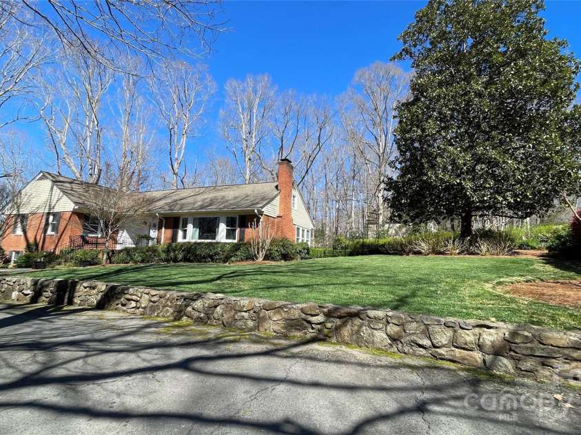 700 Valleyview Drive, Albemarle, NC 28001.  MLS# CAR4258028, YatesRealty ID 22960. 