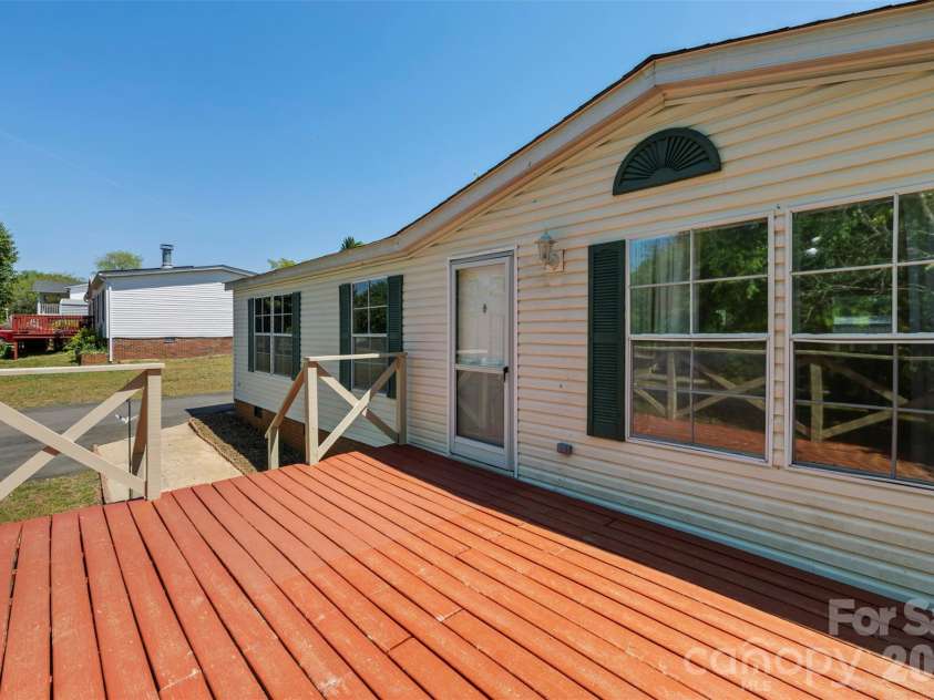 2095 Wildwood Drive, Hickory, NC 28601.  MLS# CAR4371479, YatesRealty ID 22964. 