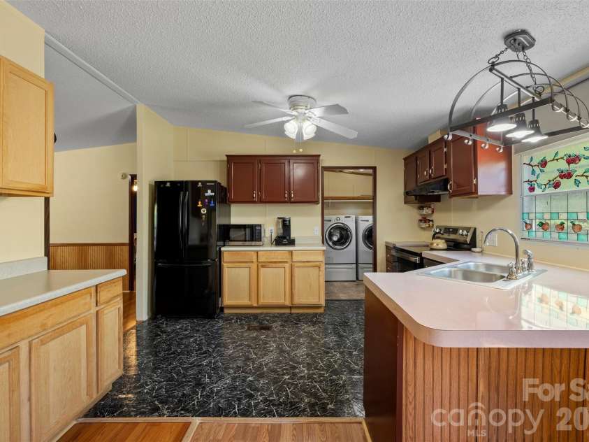 2095 Wildwood Drive, Hickory, NC 28601.  MLS# CAR4371479, YatesRealty ID 22964. 
