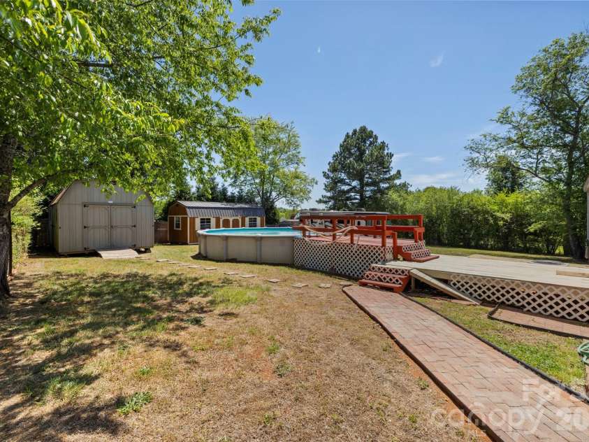 2095 Wildwood Drive, Hickory, NC 28601.  MLS# CAR4371479, YatesRealty ID 22964. 