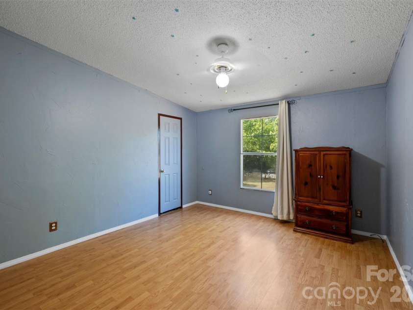 2095 Wildwood Drive, Hickory, NC 28601.  MLS# CAR4371479, YatesRealty ID 22964. 