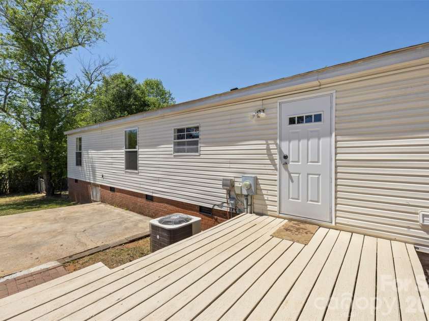 2095 Wildwood Drive, Hickory, NC 28601.  MLS# CAR4371479, YatesRealty ID 22964. 