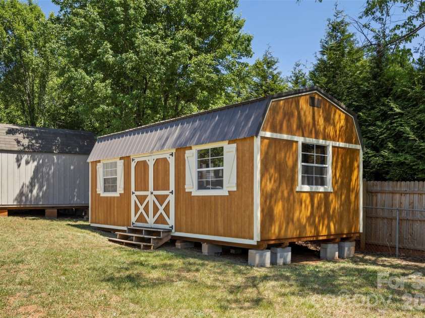 2095 Wildwood Drive, Hickory, NC 28601.  MLS# CAR4371479, YatesRealty ID 22964. 