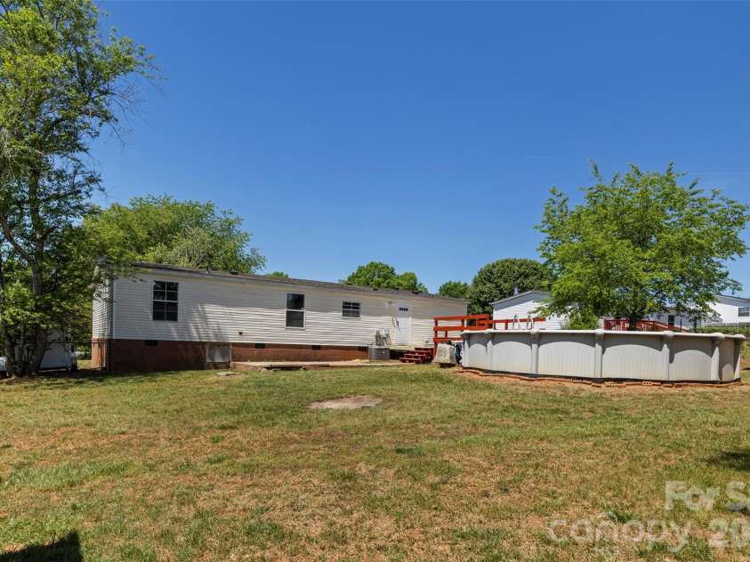 2095 Wildwood Drive, Hickory, NC 28601.  MLS# CAR4371479, YatesRealty ID 22964. 