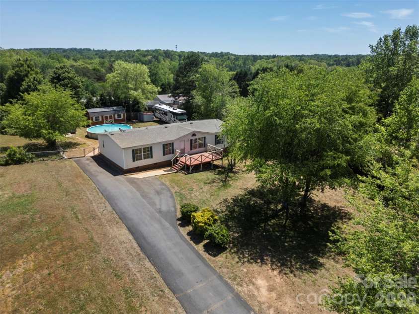 2095 Wildwood Drive, Hickory, NC 28601.  MLS# CAR4371479, YatesRealty ID 22964. 