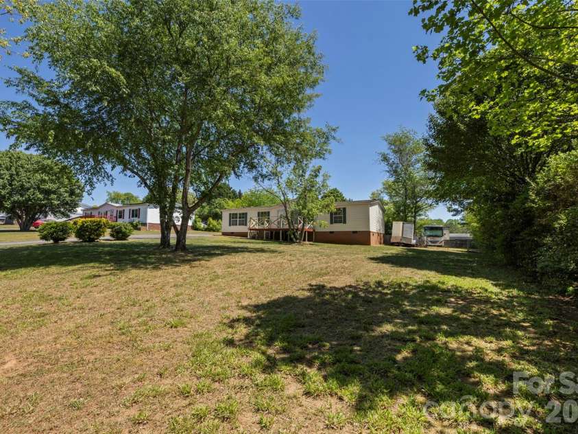 2095 Wildwood Drive, Hickory, NC 28601.  MLS# CAR4371479, YatesRealty ID 22964. 