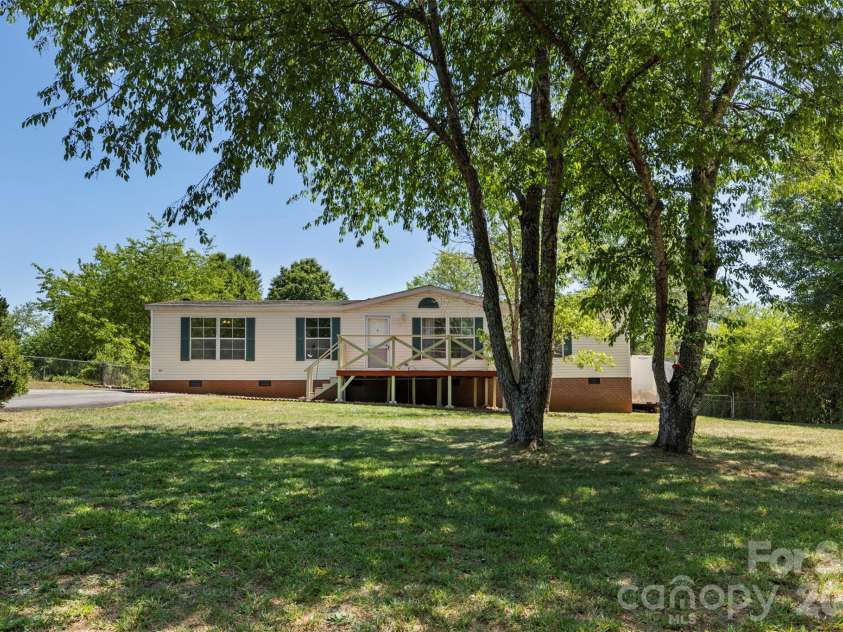 2095 Wildwood Drive, Hickory, NC 28601.  MLS# CAR4371479, YatesRealty ID 22964. 