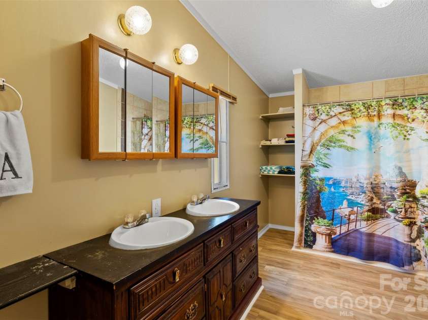 2095 Wildwood Drive, Hickory, NC 28601.  MLS# CAR4371479, YatesRealty ID 22964. Master Bathroom
