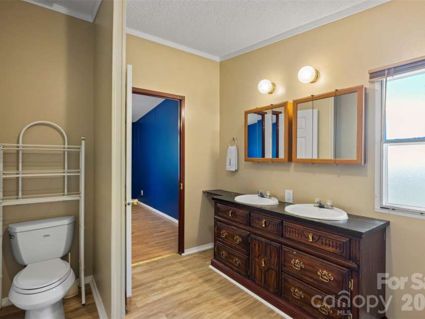 2095 Wildwood Drive, Hickory, NC 28601.  MLS# CAR4371479, YatesRealty ID 22964. Master Bathroom