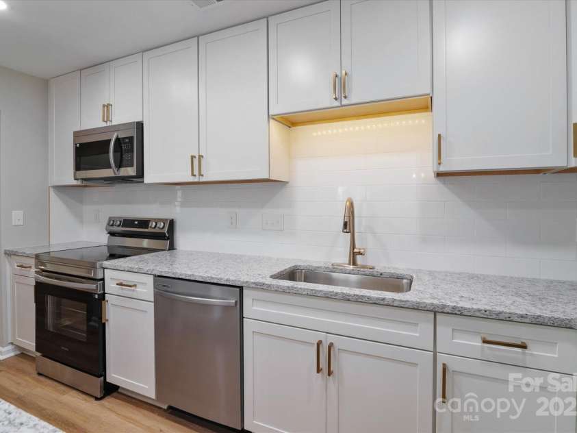 8343 Highlander Court, Charlotte, NC 28269.  MLS# CAR4273780, YatesRealty ID 22964. New Soft-Close Cabinets and Drawers, Including New Granite Countertops!