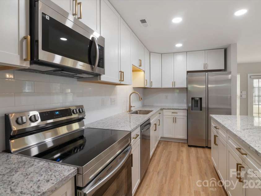 8343 Highlander Court, Charlotte, NC 28269.  MLS# CAR4273780, YatesRealty ID 22964. New Stainless Steel Appliances!